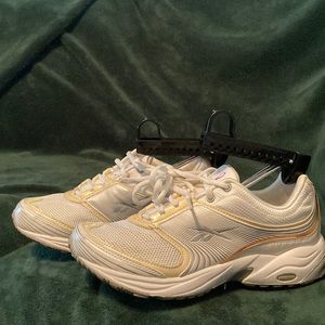 Reebok DMX MAX woman’s size 6.5 sneakers athletic shoes in very good condition